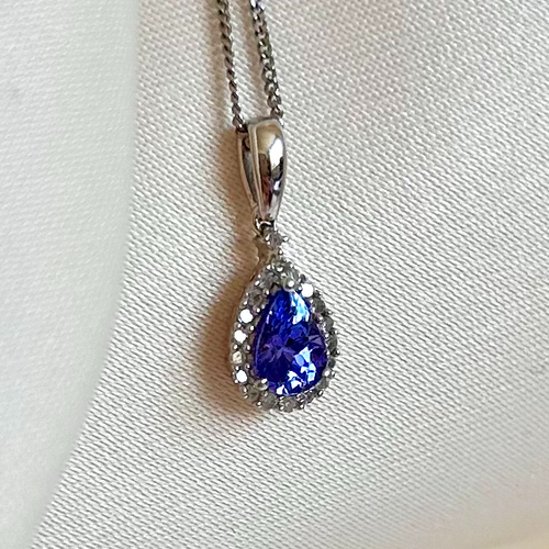 Diamond pendant necklace