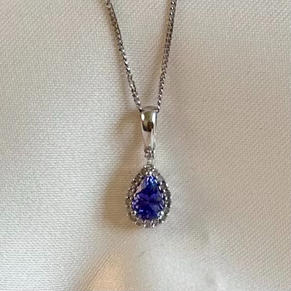 Diamond pendant necklace