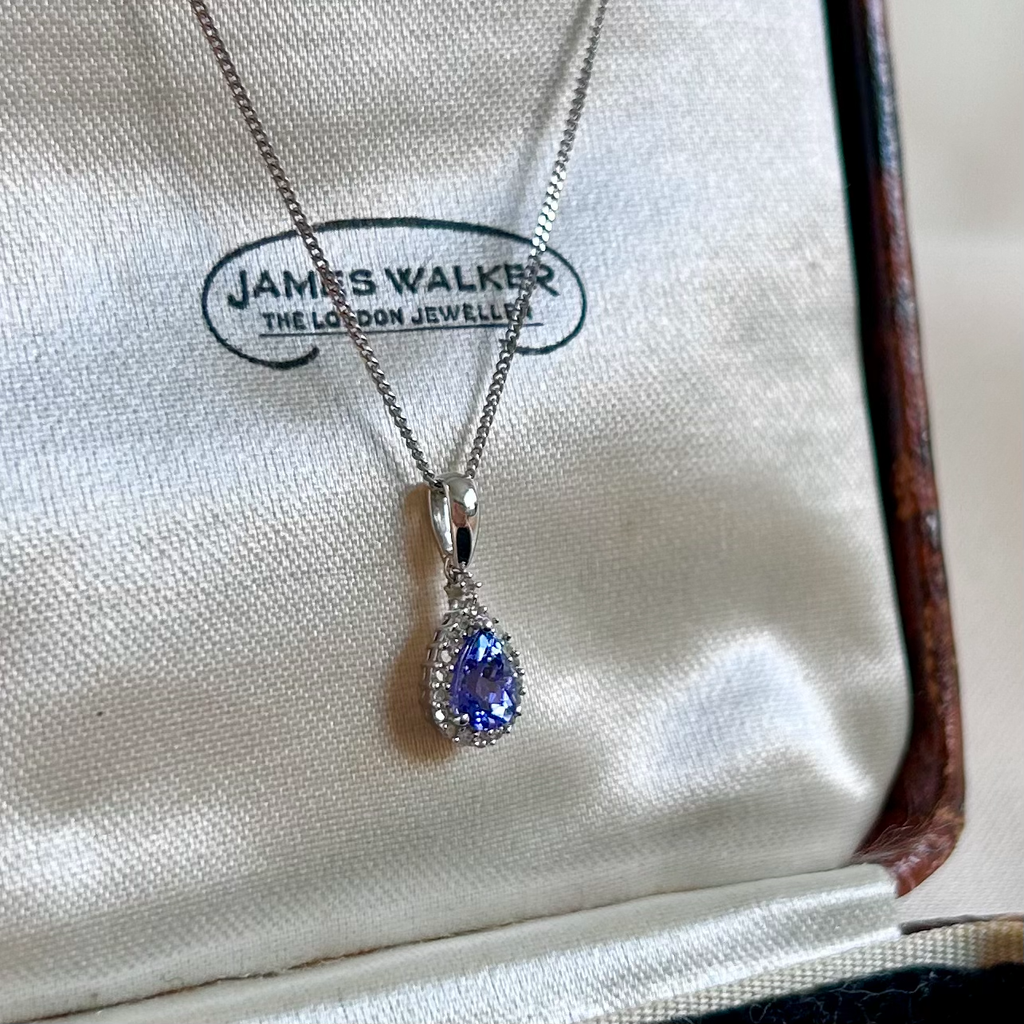 Diamond pendant necklace