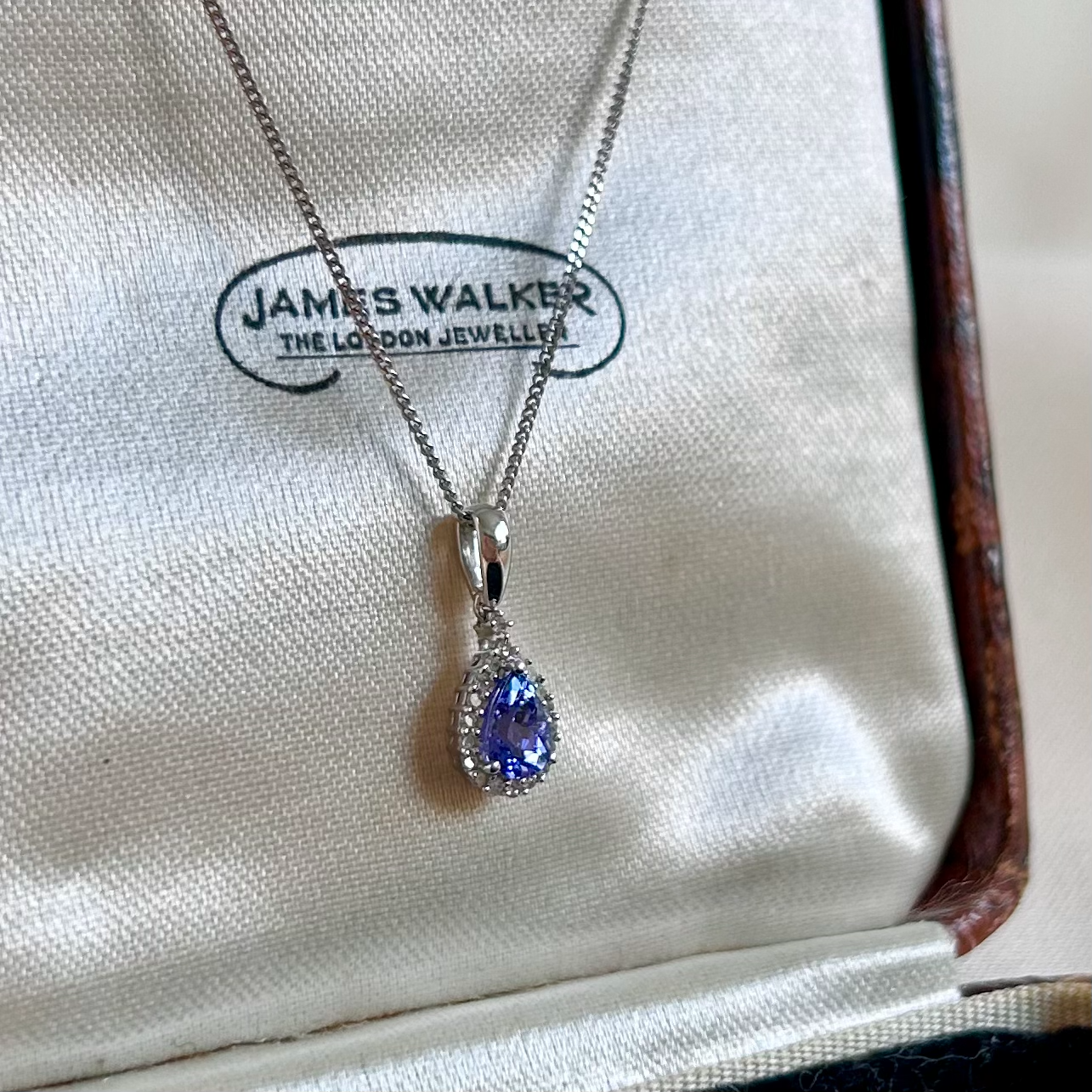 Diamond pendant necklace