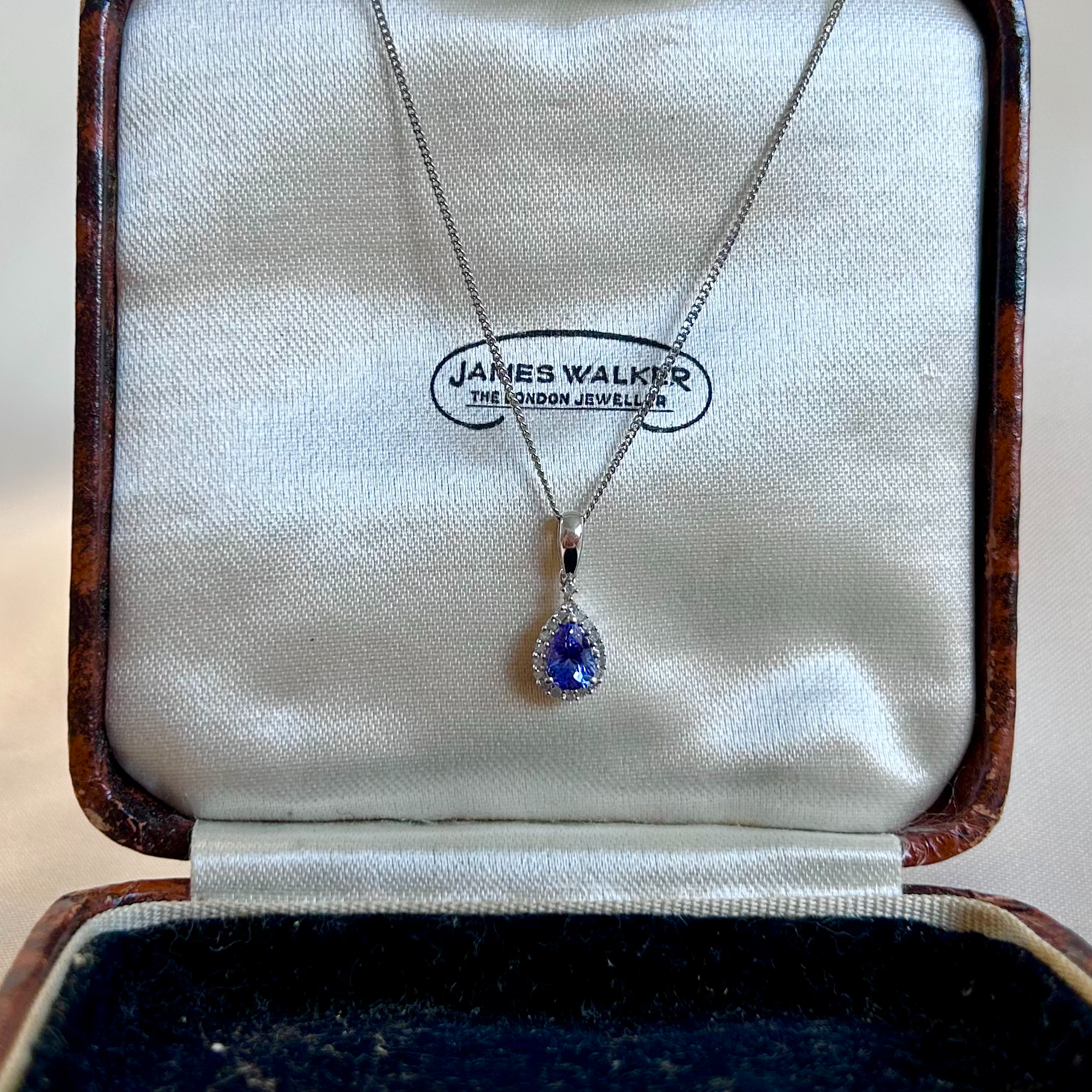 Diamond pendant necklace
