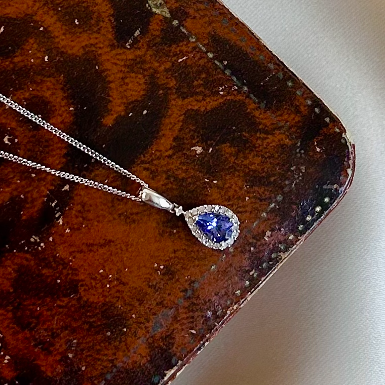 Diamond pendant necklace