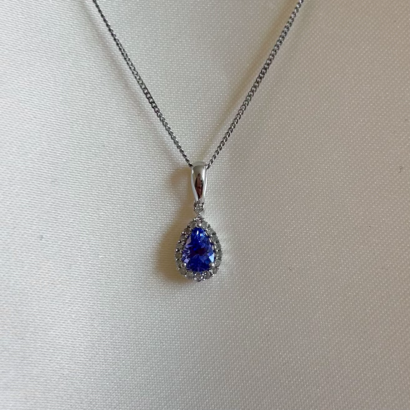 Diamond pendant necklace